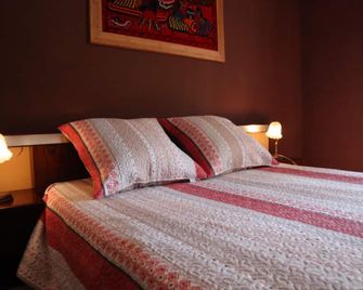 Furnished farmhouse, 16th-century Norman manor house, (sleeps 2 to 7). - Sainte-Marie-du-Mont - Chambre