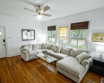 Charming Home in Mid City! - Baton Rouge - Living room