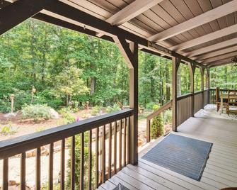 Fire Pit & Bbq: Lake Lure Cabin W/ Outdoor Oasis! - Rutherfordton - Balcón