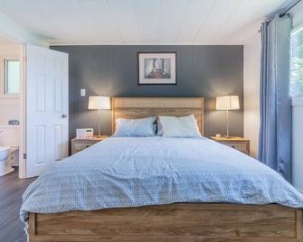 Lake View Waterfront Cottage 4 Bdr 1 Bath 46\' Hdtv Wi-Fi Bbq Patio Deck Sleeps8 - Bobcaygeon - Спальня