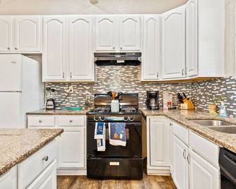 Group Getaway with Backyard Theater Close to River Walk - San Antonio - Kjøkken