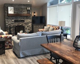Gorgeous Brand Waterfront Cottage on Kushog Lake - Whitney - Sala de estar