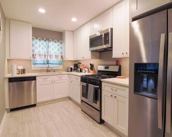 Aurora Apartment W/Laundry, and Garage. Close to I-88 and Train Station - Aurora - Kitchen