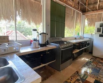 Maui Hostels Tulum - Tulum - Kitchen