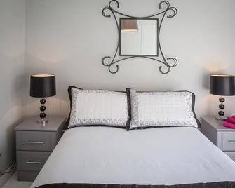 Connemara Letting's Townhouse - Clifden - Schlafzimmer