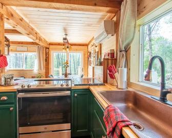 New Cozy Cub Cabin • 2mi To Lake George • 24 Acres, Access To Hague Brook - Hague - Kitchen
