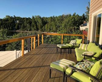 Lake House Memories is 6-bedroom, 4 1/2 Bath; on Lake Champlain - Plattsburgh - Balcony