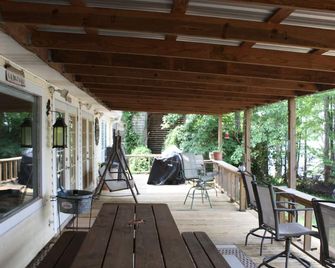 Fishing, Swimming, Golfing, or Just Relaxing - Farmerville - Patio