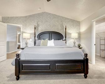 Family Friendly Charming +Clean 5 Bedroom House, - Monument - Bedroom