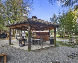 #8 Cozy Hot Tub Cottage with Fire Pit - Union - Patio