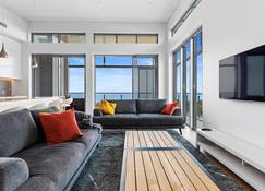 Absolute Beachfront 3 Bedroom Penthouse Bokarina Sunshine Coast - Wurtulla - Oturma odası