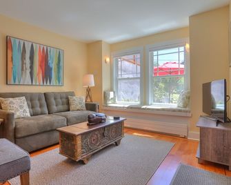 One-bedroom House and Patio all to yourself in a Great Location - Seattle - Living room