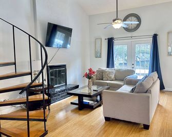 Centrally Located Townhouse! Spacious 4 BR Near Beaches and Downtown. - Hanahan - Salon