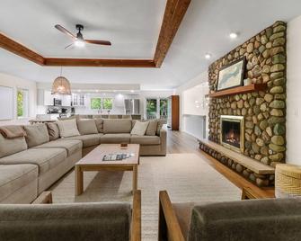 Amazing Lake Geneva Abbey Springs Home + Hot Tub + 2 Golf Carts! - Fontana-On-Geneva Lake - Sala de estar