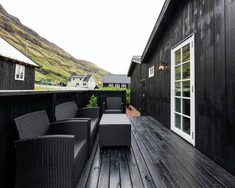 Tranquil Village Retreat / Tjørnuvík - Gjógv - Balcón