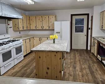 30 Guests Group Getaway House House near lake and lawn - Haliburton - Kuchnia