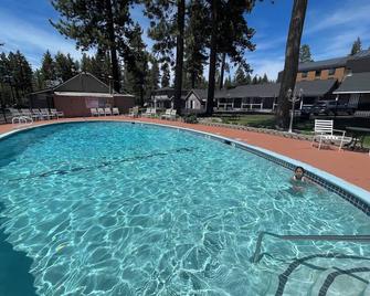 تاهو هاسيندا إن - سوث ليك تاهو - حوض السباحة