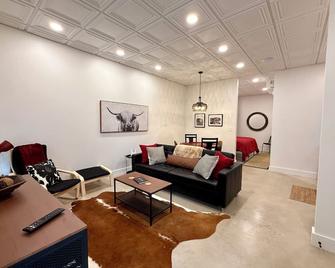 Restful Remedy in Downtown & Historic Pilot Mountain Apartment - Pilot Mountain - Living room