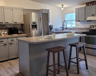 Comfortable Charming Ranch Getaway 4br 3ba - Princeton - Kitchen