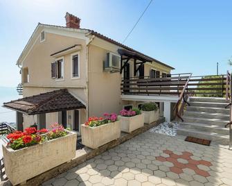 Awesome Apartment In Kolavici - Opatija - Building