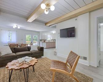 Delightful Small Town Escape — Sauna & Parking - Ephrata - Living room