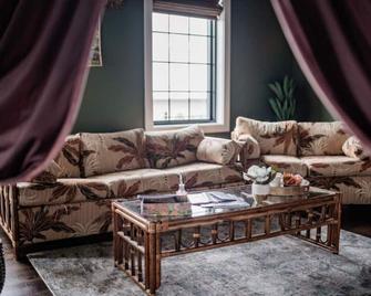 The Atrium - A Boutique Hotel - Suite 11 - Perryville - Living room