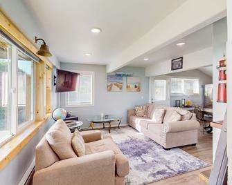 Adorable, nautical-themed home w/ a private hot tub & ocean views - Port Orford - Sala de estar