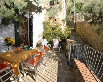 Country House / Farm House in San Gennaro with 2 bedrooms sleeps 4 - Capannori - Binnenhof