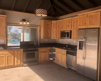 Scenic Ranch w/Great Outdoor Amenities Near Everything - Murrieta - Kitchen