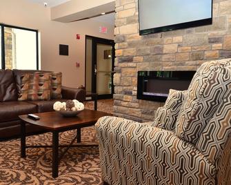 Boulders Inn & Suites Clarion - Clarion - Living room