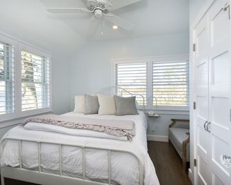 Expansive Coastal Views, 3 bed, 2 bath cottage, newly renovated - Scituate - Bedroom