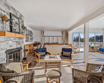 Stunning Secluded Richibucto River Waterfront Cottage with Unparallel Privacy - Rexton - Sala de estar