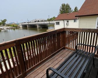 Dock Life Beach 1 - Cottage 4, Riverside 2 Bedroom, 3 Min Walk To Beach 1 - Wasaga Beach - Balcón