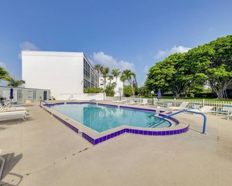 1 Mi to Lantana Beach Canal-View Condo with Pool - Atlantis - Pool