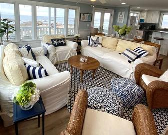 Minot Beach Oceanfront! Huge 5 bed Families Groups Hot Tub Sauna, Dog friendly! - Scituate - Living room