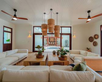 Beach Villa specializing in weddings, milestone & corporate events. - Cabrera - Sala de estar