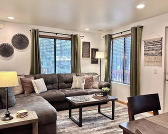 Alpine Getaway-Hot Tub, Wifi, Dogs, Close To Xski - Leavenworth - Living room