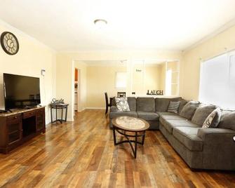 Best Deal In Knoxville - Knoxville - Living room