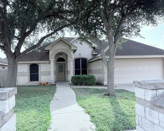3 Bedroom with WiFi and AC in Weslaco - Weslaco - Building