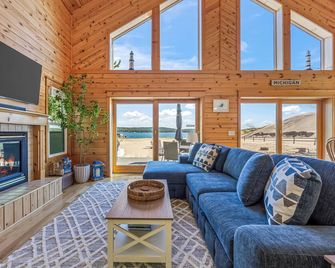 Lake frontage, Dune beach sand from deck to water! One of a kind. - Silver Lake - Sala de estar