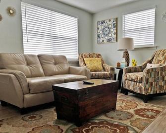Quiet-Clean-Cottage-Dogs Kitchen - Tallahassee - Living room
