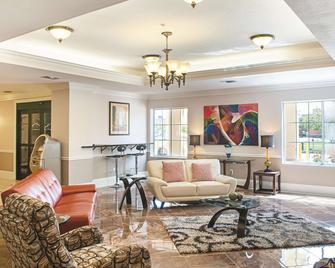 La Quinta Inn & Suites by Wyndham Slidell - North Shore Area - Slidell - Living room