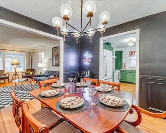 A Retro Retreat for Shaken or Stirred Memories - Wichita - Dining room