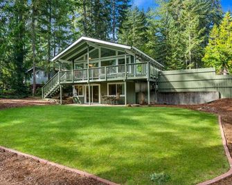Golf Retreat with Lakes Access - Shelton