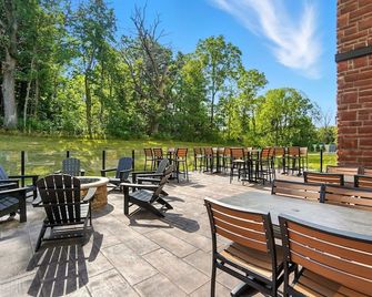 Cobblestone Hotel & Suites - Bellefontaine - Bellefontaine - Patio