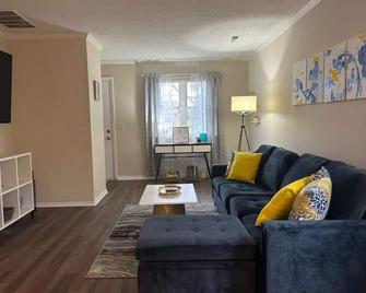 Cozy home! Near downtown, St. Francis, mall, Fort Wayne Children's Zoo and more! - Fort Wayne - Living room