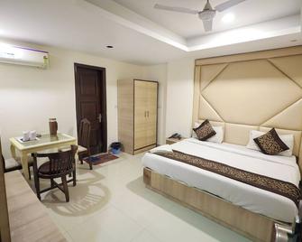 Airport Hotel The Paramont - New Delhi - Bedroom