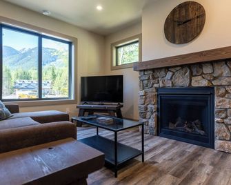 Newly Built 2 Bedrooms. Sleeps 4 Adults. Ac - Fernie - Salon