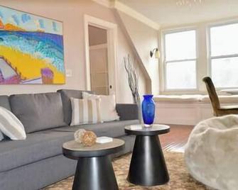 C &J Signature Stays 1864 Downtown Morristown Apartment - Morristown - Living room