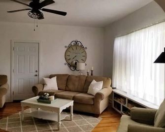 Corner Cottage - Panguitch - Living room